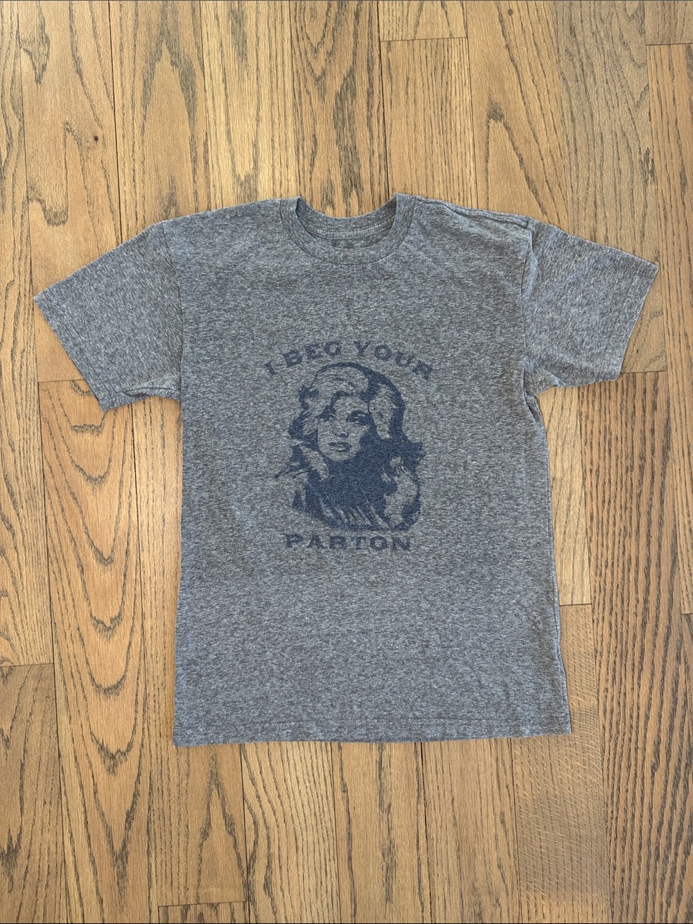 The Home T Women’s Grey Graphic “I Beg Your Parton” Dolly Parton Tee Size XSmall